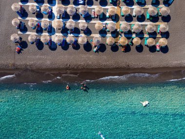 Santorini 'nin lüks plajının havadan görünüşü