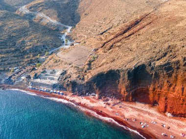 Santorini 'nin lüks plajının havadan görünüşü