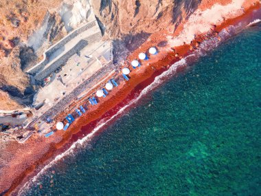 Santorini 'nin lüks plajının havadan görünüşü