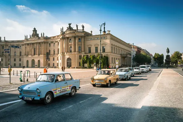 Berlin, Almanya 'daki klasik arabalar sokaklara döküldü..