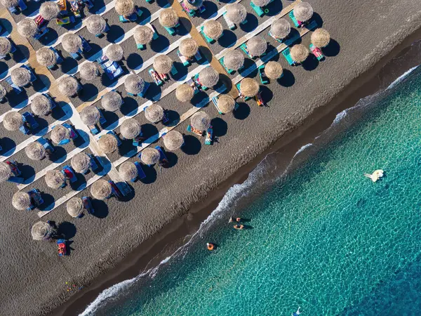 Santorini 'nin lüks plajının havadan görünüşü