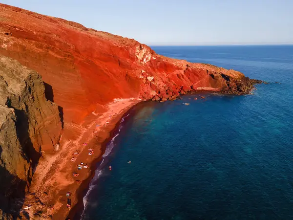 Santorini 'nin lüks plajının havadan görünüşü