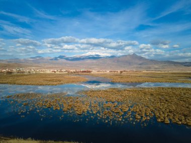 Türkiye 'de Sultansazligi Milli Parkı' nın dağları ve gölü olan güzel manzara