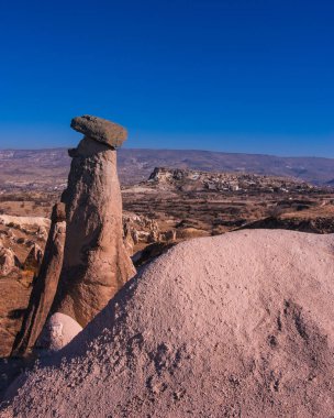 Kapadokya, hindi. Goreme 'in güzel doğal manzarası. Vadi, Kapadokya 'da bir turizm merkezidir..