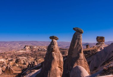 Kapadokya, hindi. Goreme 'in güzel doğal manzarası. Vadi, Kapadokya 'da bir turizm merkezidir..