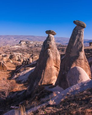 Kapadokya, hindi. Goreme 'in güzel doğal manzarası. Vadi, Kapadokya 'da bir turizm merkezidir..