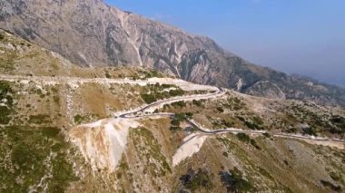 Arnavutluk 'un dağlarında yol