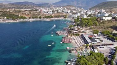 Arnavutluk 'taki lüks deniz tatil beldesi. Arnavutluk 'un en güzel plajı Ksamil. İnsansız hava aracı görüntüleri