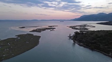 Arnavutluk 'taki lüks deniz tatil beldesi. Arnavutluk 'un en güzel plajı Ksamil. İnsansız hava aracı görüntüleri
