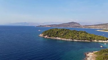 Arnavutluk 'taki lüks deniz tatil beldesi. Arnavutluk 'un en güzel plajı Ksamil. İnsansız hava aracı görüntüleri