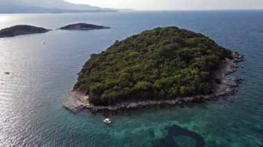 Arnavutluk 'taki lüks deniz tatil beldesi. Arnavutluk 'un en güzel plajı Ksamil. İnsansız hava aracı görüntüleri