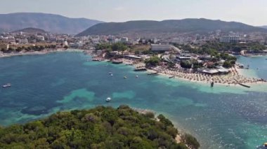 Arnavutluk 'taki lüks deniz tatil beldesi. Arnavutluk 'un en güzel plajı Ksamil. İnsansız hava aracı görüntüleri