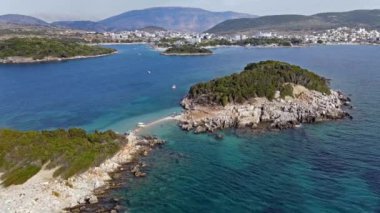Arnavutluk 'taki lüks deniz tatil beldesi. Arnavutluk 'un en güzel plajı Ksamil. İnsansız hava aracı görüntüleri