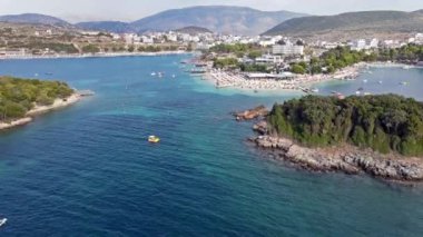 Arnavutluk 'taki lüks deniz tatil beldesi. Arnavutluk 'un en güzel plajı Ksamil. İnsansız hava aracı görüntüleri