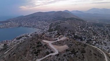 Arnavutluk 'un Saranda kentinin havadan görünüşü