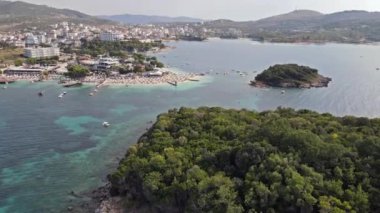 Arnavutluk 'taki lüks deniz tatil beldesi. Arnavutluk 'un en güzel plajı Ksamil. İnsansız hava aracı görüntüleri