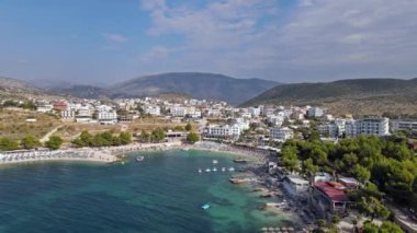 Arnavutluk 'taki lüks deniz tatil beldesi. Arnavutluk 'un en güzel plajı Ksamil. İnsansız hava aracı görüntüleri