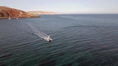 Deniz kıyısındaki küçük bir yatın havadan görünüşü, deniz manzarası, Santorini Adası.