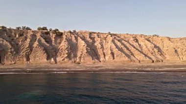 Santorini 'deki lüks plajların insansız hava aracı görüntüleri.