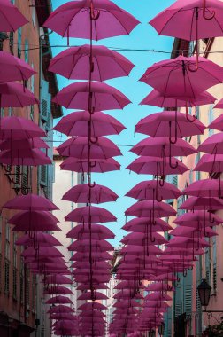 Güney Fransa, çimen kasabasının caddesinde pembe şemsiyeler.