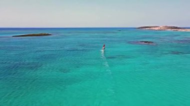 Yunan tatil beldesi Girit 'teki Akdeniz kıyısında mavi bir göl.