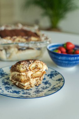 Çikolata ve nane yapraklı ev yapımı krepler.