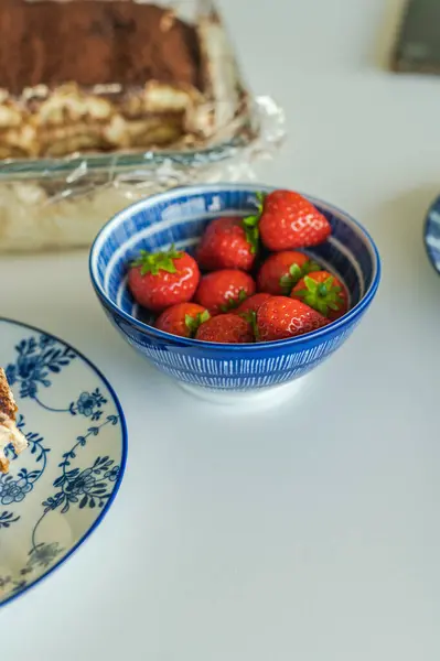 Ev yapımı Tiramisu pastası ve çilek.