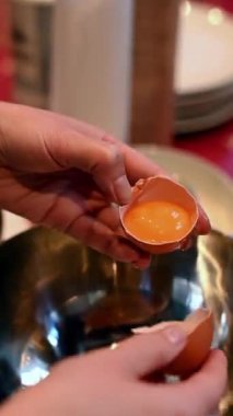 Kadın ellerinin kaseyi tuttuğu yere.