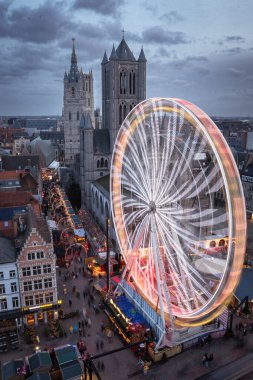 Belçika 'nın Gent şehrindeki ünlü dönme dolabın güzel manzarası.