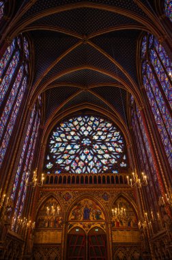 Paris 'teki Sante-Chapelle' de vitraylı pencere.