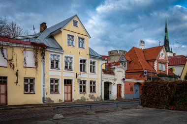 Tallinn şehrinin eski kısmının manzarası, güneşli bir sonbahar gününde Estonya