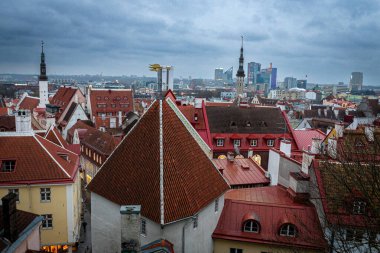 Kohtuotsa izleme platformu, Tallinn Estonya 'nın Alacakaranlıktaki Eski Kasabası manzarası