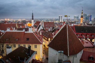 Kohtuotsa izleme platformu, Tallinn Estonya 'nın Alacakaranlıktaki Eski Kasabası manzarası