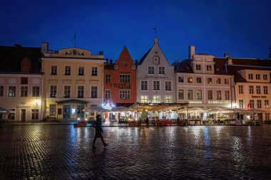 Tallinn 'in tarihi şehir merkezinde akşam vakti