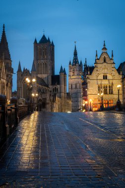 Gent şehrinde kış batımı, kanalları olan eski bir kasaba.