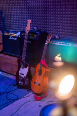 Stüdyoda akustik gitar