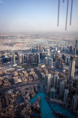 Burj Halife, Birleşik Arap Emirlikleri 'nden Dubai' deki modern gökyüzünün güzel, altın gün batımı manzarası