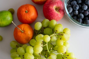 Kahvaltıyı kruvasan, meyve ve beyaz mutfakta bir bardak sütle kapat..