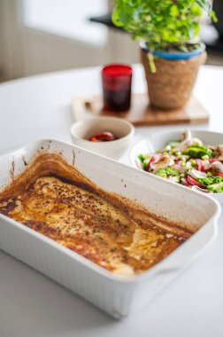 Freyd 'e yakın taze Ayurvedic brunch pişirdi fırında balık, organik turp ve sebze salatası ile..