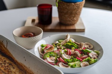 Taze tavuk göğsü salatası