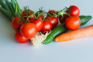 Beyaz mutfaktaki taze çiftlik organik sebzelerini kapatın: Çeri domatesleri.