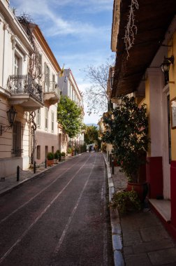 Plaka, Atina, Yunanistan 'ın tarihi mahallesi. Renkli bir sokakta ikamet eden evler.