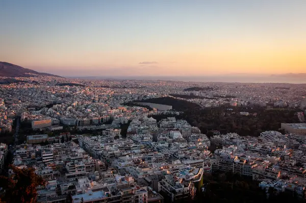 Fotoğraf Lycabettus Tepesi 'nden çekilmiştir. Şehrin ünlü manzarası ve en yüksek noktası..