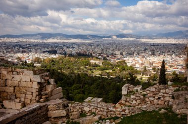 Atina 'nın Antik Agora bölgesindeki harabelerin manzarası, arkeoloji sahasının uzak tarafında Hephaestus Tapınağı. Yüksek kalite fotoğraf