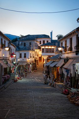 Cirokastra, Arnavutluk - 15 Eylül 2020: Arnavutluk 'un Cirokaster kentindeki hediyelik eşya dükkanlarının olduğu sokak sahnesi. Eski Cirokaster kasabası UNESCO 'nun bir Dünya Mirası Alanıdır. Yüksek kalite fotoğraf