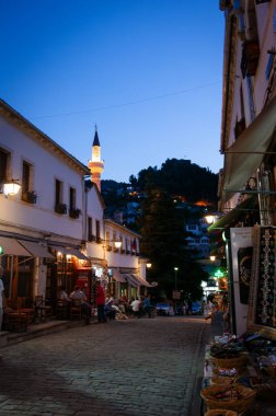 Cirokastra, Arnavutluk - 15 Eylül 2020: Arnavutluk 'un Cirokaster kentindeki hediyelik eşya dükkanlarının olduğu sokak sahnesi. Eski Cirokaster kasabası UNESCO 'nun bir Dünya Mirası Alanıdır. Yüksek kalite fotoğraf