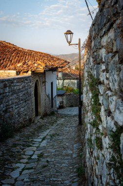 Osum Nehri üzerindeki Berat kasabasında gün batımı, beyaz Osmanlı evleriyle tanınıyor. Ayrıca Bin Pencere Şehri olarak da bilinir. Kalenin altındaki yamaca karşı inşa edilmiştir..