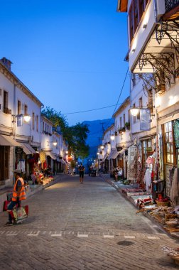 Cirokastra, Arnavutluk - 15 Eylül 2020: Arnavutluk 'un Cirokaster kentindeki hediyelik eşya dükkanlarının olduğu sokak sahnesi. Eski Cirokaster kasabası UNESCO 'nun bir Dünya Mirası Alanıdır. Yüksek kalite fotoğraf