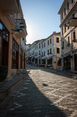Cirokastra, Arnavutluk - 15 Eylül 2020: Arnavutluk 'un Cirokaster kentindeki hediyelik eşya dükkanlarının olduğu sokak sahnesi. Eski Cirokaster kasabası UNESCO 'nun bir Dünya Mirası Alanıdır. Yüksek kalite fotoğraf