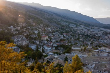 Arnavutluk 'un Cirokaster kentinin merkezine bakan şatodan yaz mevsiminde bir manzara. Yüksek kalite fotoğraf